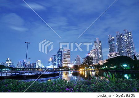 タイ王国バンコク都ベンジャキティ公園の夜景 タイ王国バンコク都ベンジャキティ公園の夜景 50359209