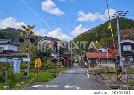島根(山陰の小京都)津和野町の山口線久保踏切（西側方面） 50359881