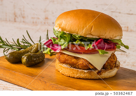 フライトチキン(タツタ)バーガー Fried chicken burger 50362467