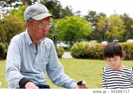 公園でお弁当を食べる家族 50366717