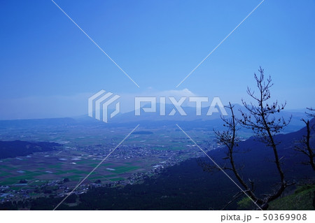 煙を吐く阿蘇山と阿蘇町の風景 煙を吐く阿蘇山と阿蘇町の風景 50369908
