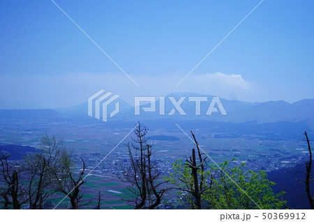 煙を吐く阿蘇山と阿蘇町の風景 50369912