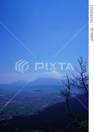 煙を吐く阿蘇山と阿蘇町の風景 50369922
