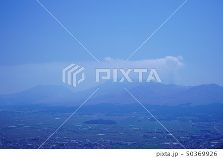 煙を吐く阿蘇山と阿蘇町の風景 50369926