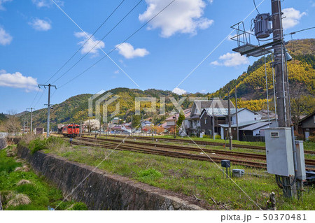 島根(山陰の小京都)津和野町の山口線久保踏切付近から津和野駅を見る 50370481