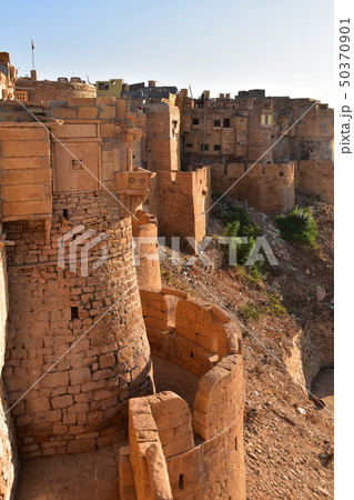 インドのラジャスタン州のジャイサルメール 世界遺産のジャイサルメール城 夕暮れに砦から見た住居 インドのラジャスタン州のジャイサルメール 世界遺産のジャイサルメール城 夕暮れに砦から見た住居 50370901