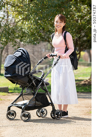 ベビーカーを押す母親 赤ちゃん 公園 散歩 子育て ベビーカーを押す母親 赤ちゃん 公園 散歩 子育て 50374787