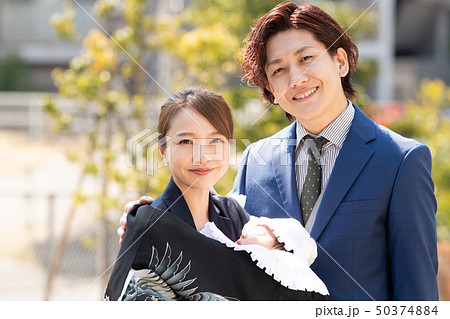 お宮参り　赤ちゃん　家族　育児　子育て　行事　お祝い 50374884