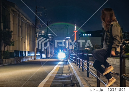 京都タワーと女性 50374895