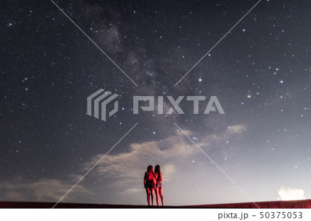 沖縄 星空 天の川 女性 沖縄 星空 天の川 女性 50375053