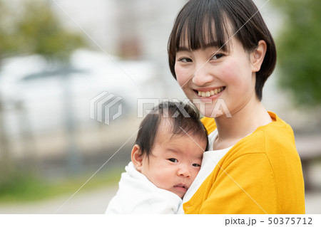 赤ちゃんを抱く若い母親 日本人親子 50375712