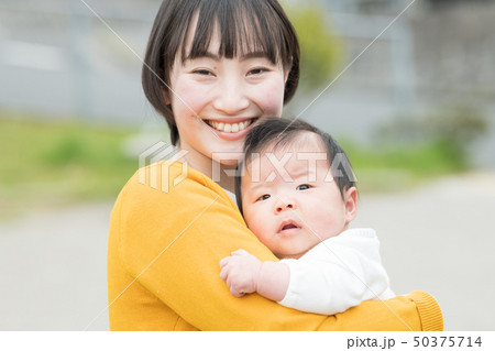 赤ちゃんを抱く若い母親 日本人親子 50375714