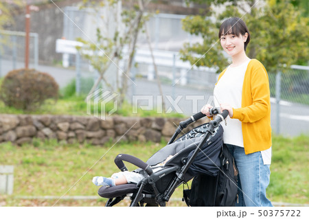 赤ちゃんと出掛ける母親 ベビーカー 散歩 子育て 育児 赤ちゃんと出掛ける母親 ベビーカー 散歩 子育て 育児 50375722