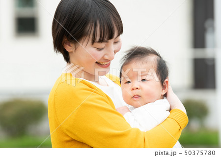 赤ちゃんを抱く若い母親 日本人親子 50375780