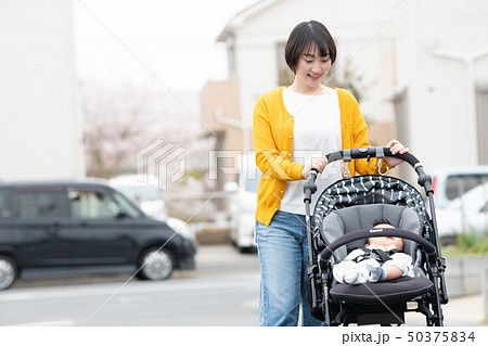 赤ちゃんと出掛ける母親　ベビーカー　散歩　子育て　育児 50375834