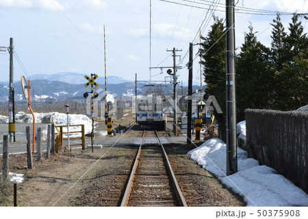 残雪の弘前郊外を走る弘南鉄道大鰐線の電車 50375908