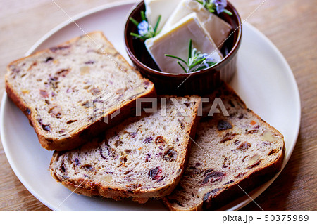 フルーツ＆くるみブレッドクリームチーズ添え 50375989