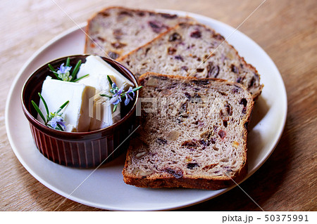 フルーツ＆くるみブレッドクリームチーズ添え 50375991