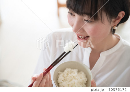 ごはんを食べる若い日本人女性　茶碗　箸 50376172