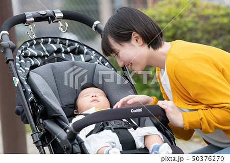 赤ちゃんと出掛ける母親　ベビーカー　散歩　子育て　育児 50376270