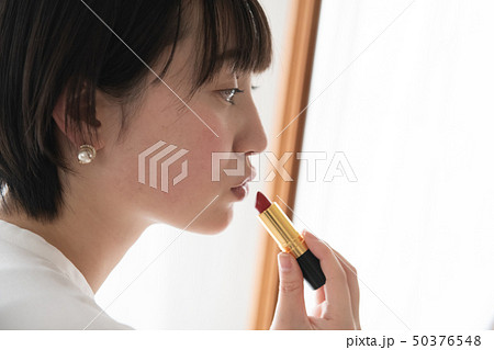 口紅を塗る若い日本人女性 口紅を塗る若い日本人女性 50376548