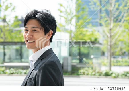 屋外に立つ若いビジネスマン　日本人男性 50376912