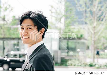 屋外に立つ若いビジネスマン　日本人男性 50376913