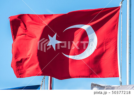 風に靡くトルコの国旗 風に靡くトルコの国旗 50377218