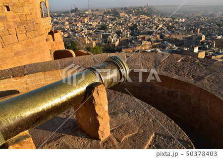 インドのジャイサルメール　世界遺産のジャイサルメール城と砦から見た街並み　美しい朝日と大砲 50378403