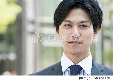 街角の若いビジネスマン　日本人男性 50378476
