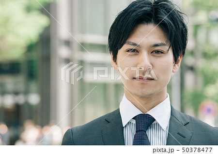 街角の若いビジネスマン　日本人男性 50378477