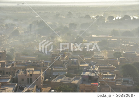インドのジャイサルメール　世界遺産のジャイサルメール城と砦から見た街並み　建物とスモッグ 50380687