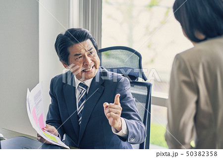 ビジネスシーン　上司への報告　怒られる 50382358