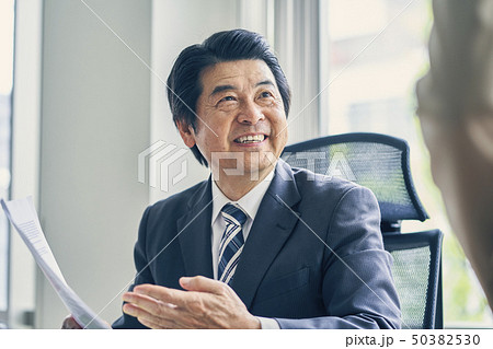 ビジネスシーン　上司への報告 50382530
