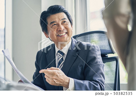 ビジネスシーン　上司への報告 50382535