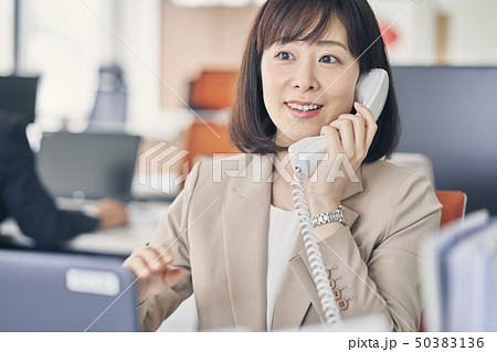 オフィスで電話をする女性 50383136
