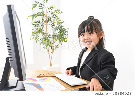 仕事をするビジネスウーマン 50384023