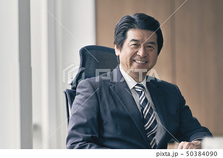 ビジネスマン　中年男性　上司 50384090