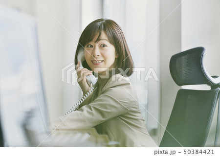 オフィスで電話をする女性 50384421