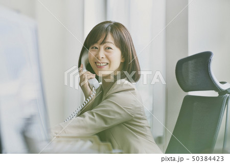 オフィスで電話をする女性 50384423