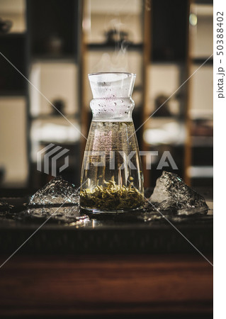 Vertical brewing of a tea Vertical brewing of a tea 50388402