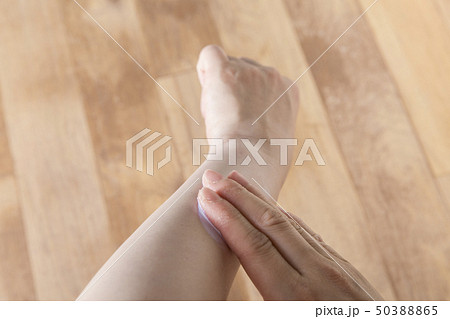 日焼け止めを腕に塗る様子 50388865