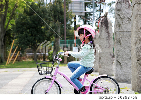 自転車に乗る女の子 50393758