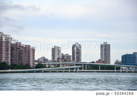 環島路とビル群を海から望む 50394268