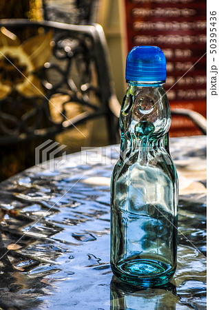 カフェのテーブルに置かれたラムネ瓶の写真素材