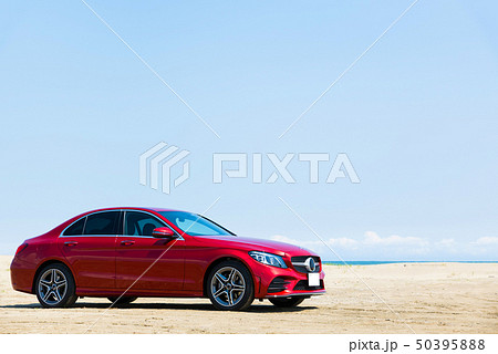 海岸ドライブイメージ （赤い車と青空と砂浜） 50395888