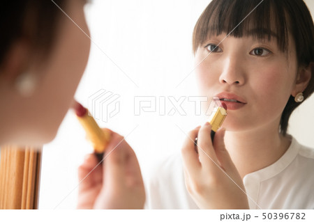 口紅を塗る若い日本人女性 コスメ ビューティー 口紅を塗る若い日本人女性 コスメ ビューティー 50396782