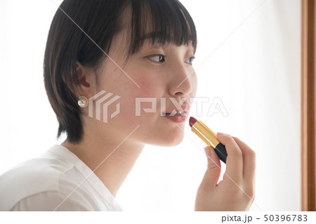 口紅を塗る若い日本人女性 コスメ ビューティー 口紅を塗る若い日本人女性 コスメ ビューティー 50396783