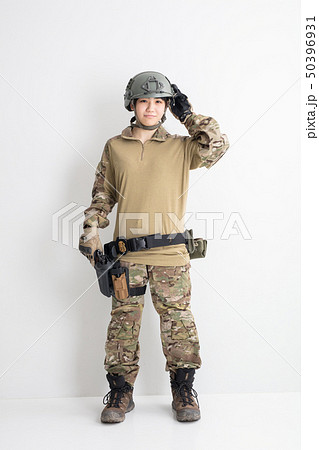 白背景迷彩服を着た女の子サバイバルゲールサバゲー体験の写真素材