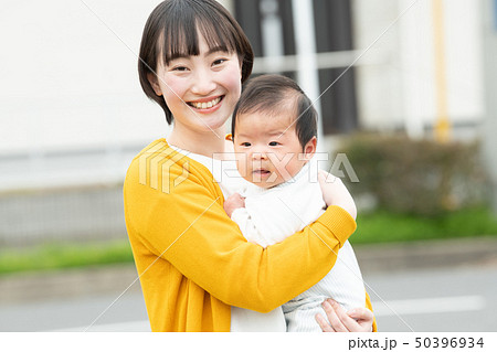 赤ちゃんを抱く若い母親 日本人親子 50396934